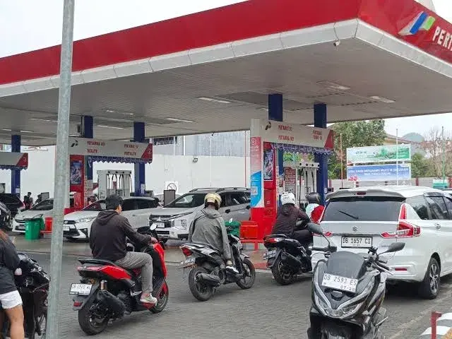 Erwin Damanik Kecam Praktik Penjualan BBM Eceran yang Manfaatkan Antrean di Manado, Apresiasi Tambahan Pasokan dan Kolaborasi Pengawasan